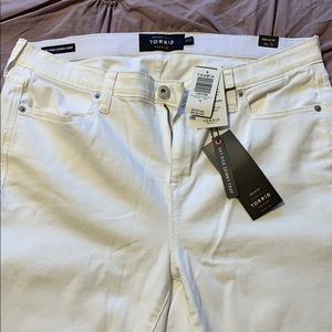 White Torrid Skinny Jean Crop